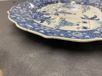 Un grand plat de forme ovale en porcelaine de Chine en bleu et blanc &agrave; d&eacute;cor de 'La romance de la chambre de l'ouest', Qianlong
